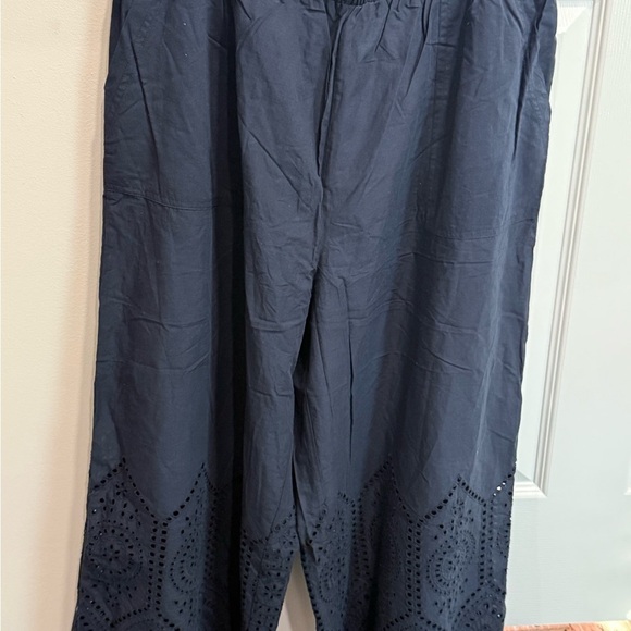Dex
Plus Eyelet Lace Cropped Pull-On Pants in navy size XL - Picture 3 of 10